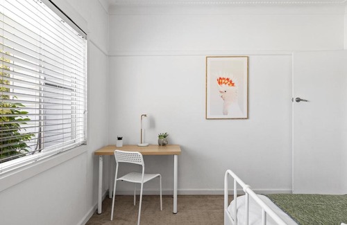 Ryde House | Bright Queen Room - Central Location at Ryde - Shared Bathroom