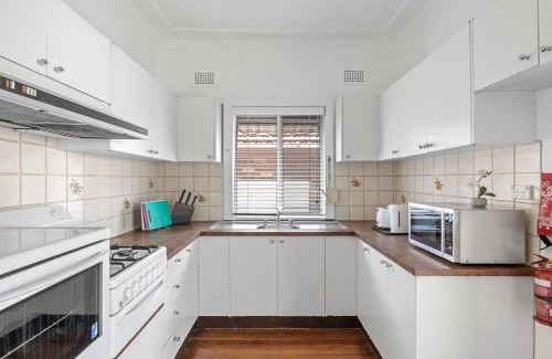 Ryde House | Bright Queen Room - Central Location at Ryde - Shared Bathroom