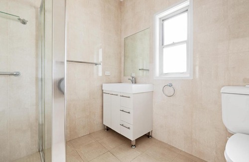 Ryde House | Bright Queen Room - Central Location at Ryde - Shared Bathroom