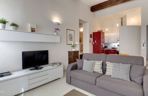 Duomo Apartment | Bright Red Suite, 5 minutes from the Station and the Duomo