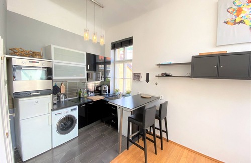 Mala Strana Apartment | Bright rooftop Studio with huge Terrace - Air-con
