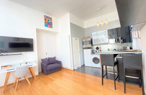 Mala Strana Apartment | Bright rooftop Studio with huge Terrace - Air-con