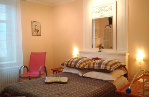 Aydoilles Bed & Breakfast | Bright room with common areas and tennis court in Aydoilles