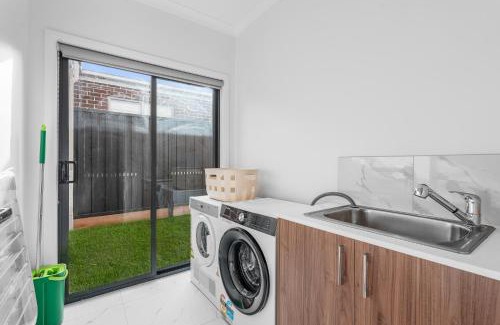 Clyde North Villa | Bright & Roomy 5BR Clyde North Home
