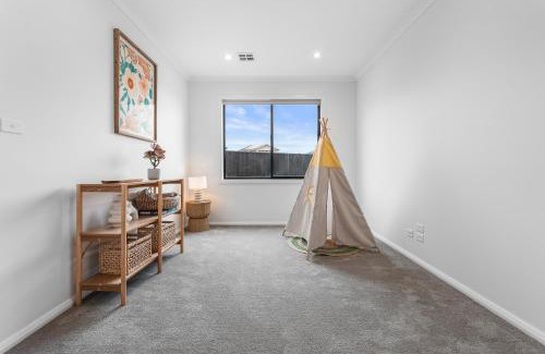 Clyde North Villa | Bright & Roomy 5BR Clyde North Home