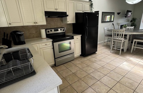 Surrey House | Bright Side Suite near beach!