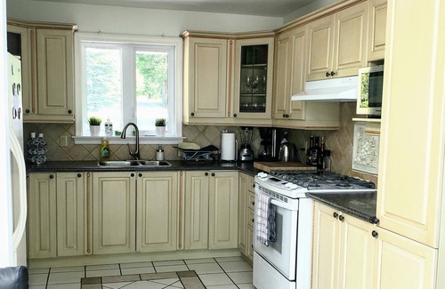 Picton House | Bright Sky, Sheba’s Island, sleeps12 - near Sandbanks Prince Edward County