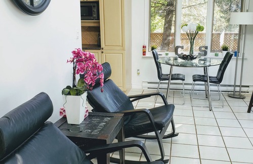 Picton House | Bright Sky, Sheba’s Island, sleeps12 - near Sandbanks Prince Edward County