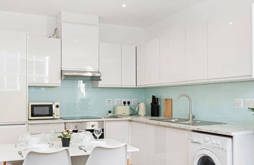 Newark Apartment | Bright & Spacious Home | Free Parking | Sleeps 5!