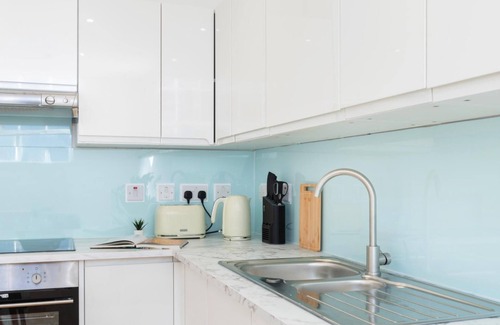 Newark Apartment | Bright & Spacious Home | Free Parking | Sleeps 5!