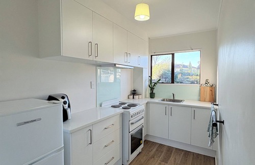 Greenlane - Ellerslie Apartment | Bright & Spacious 2BR, Sleep 4, Free Parking, Easy Access to CBD