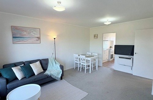 Greenlane - Ellerslie Apartment | Bright & Spacious 2BR, Sleep 4, Free Parking, Easy Access to CBD