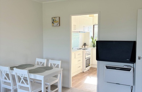 Greenlane - Ellerslie Apartment | Bright & Spacious 2BR, Sleep 4, Free Parking, Easy Access to CBD