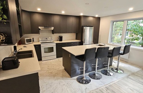 Cote-Des-Neiges—Notre-Dame-De-Grace Apartment | Bright & Spacious 3-Bedroom Retreat in Côte-des-Neiges | Comfort & Convenience in Montreal