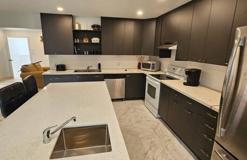 Cote-Des-Neiges—Notre-Dame-De-Grace Apartment | Bright & Spacious 3-Bedroom Retreat in Côte-des-Neiges | Comfort & Convenience in Montreal