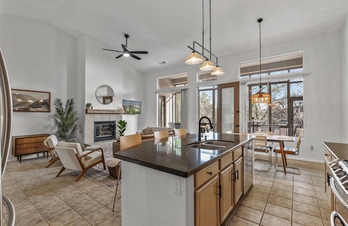 Cottonwood House | Bright & Spacious 4 Bdr Home in Cottonwood! Community Pool & Hot Tub! - Roper -