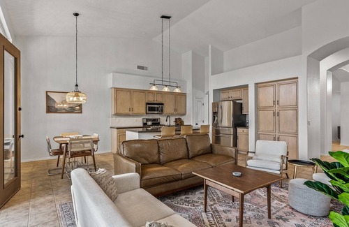 Cottonwood House | Bright & Spacious 4 Bdr Home in Cottonwood! Community Pool & Hot Tub! - Roper -