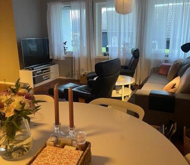 Valderhaugstranda Apartment | Bright & Spacious Apartment by the Sea, Free Parking, 10min to Airport, 12min to Ålesund
