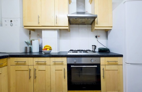 Shadwell Apartment | Bright Spacious Flat near Shadwell Station I PTK