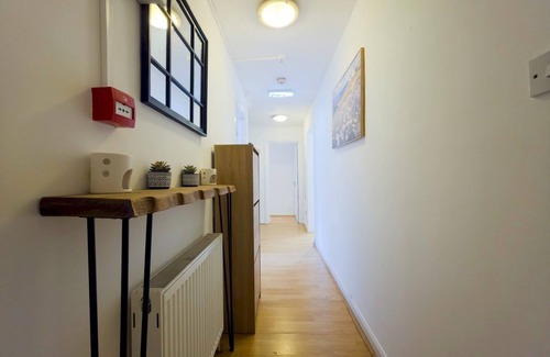 Shadwell Apartment | Bright Spacious Flat near Shadwell Station I PTK