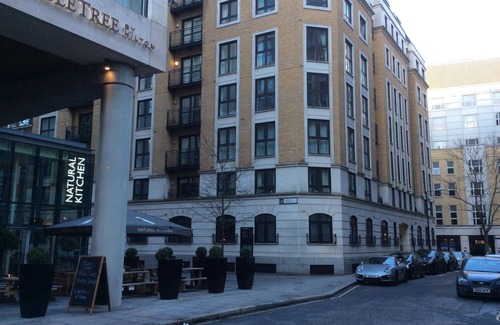 Tower Hill Apartment | Bright Spacious Flat with Balconies 150m from Tower of London