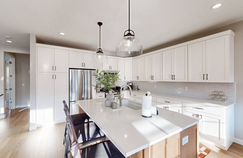 Park City House | Bright Spacious & Modern Condo with fireplace and gas grill