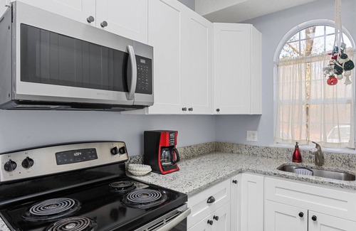 Wilmington Condo | Bright, Spacious, Modern 2BR Luxury Apt UNCW-Beach