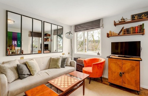 St. Dunstan's Apartment | Bright Stepney Green Nest