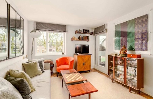 St. Dunstan's Apartment | Bright Stepney Green Nest