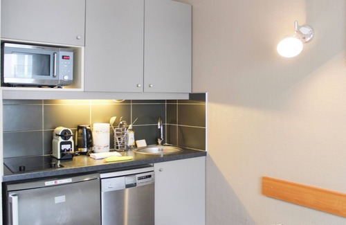 Issy-les-Moulineaux Apartment | Bright studio apartment with parking and balcony