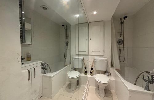 Parsons Green and Walham Apartment | Bright Studio Flat with Private Patio Fulham