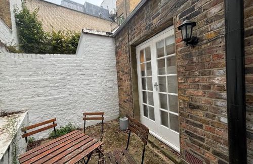 Parsons Green and Walham Apartment | Bright Studio Flat with Private Patio Fulham