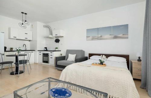 Lagiewniki Apartment | Bright Studio in Cracow with Desk and Bathtub by Noclegi Renters