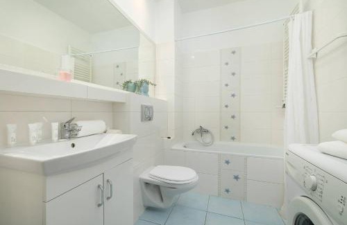 Lagiewniki Apartment | Bright Studio in Cracow with Desk and Bathtub by Noclegi Renters