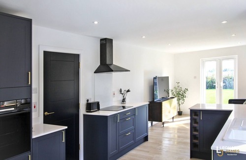 Attleborough House | Bright & Stylish 2 Bedroom Bungalow Retreat in Attleborough