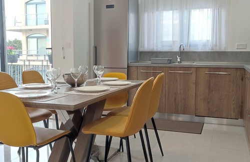 Victoria Apartment | Bright Stylish Apartment in Victoria