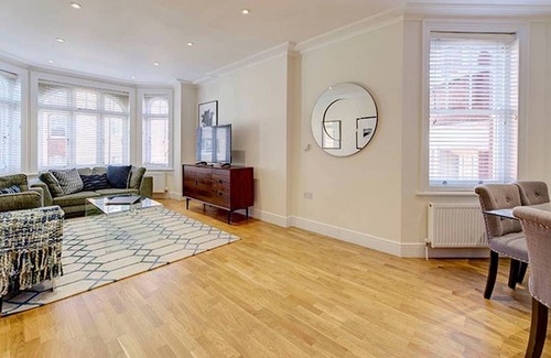 Ravenscourt Park Apartment | Bright Three Bedroom Apartment in Hammersmith
