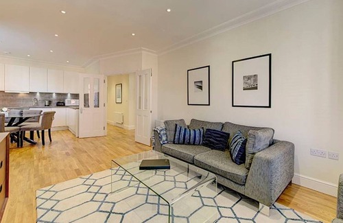 Ravenscourt Park Apartment | Bright Three Bedroom Apartment in Hammersmith