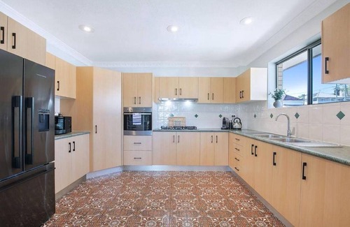 Albion Apartment | Bright Top-Floor Retreat with City Views