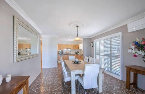 Albion Apartment | Bright Top-Floor Retreat with City Views