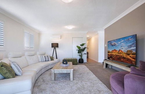 Albion Apartment | Bright Top-Floor Retreat with City Views