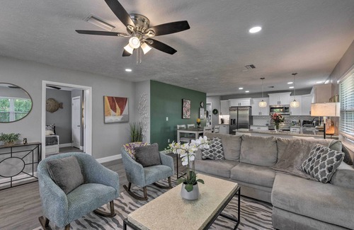 Venice Cottage | Bright Venice Getaway < 1 Mi to Historic Dtwn