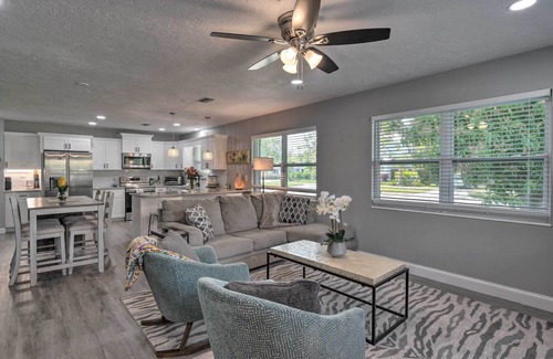 Venice Cottage | Bright Venice Getaway < 1 Mi to Historic Dtwn
