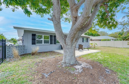 Venice Cottage | Bright Venice Getaway < 1 Mi to Historic Dtwn