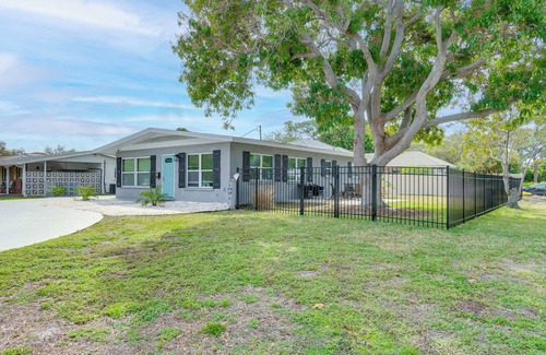 Venice Cottage | Bright Venice Getaway < 1 Mi to Historic Dtwn