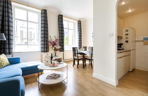 West Brompton Apartment | Bright West Brompton Apartment