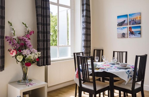 West Brompton Apartment | Bright West Brompton Apartment