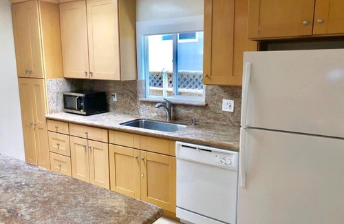 San Bruno Apartment | Bright whole house 6br/2ba Wifi Parking SFO 8 min