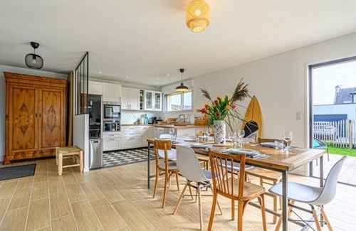 Plouharnel House | Bright wooden house, 4 bedrooms, sleeps 10, 5 mins from beaches and shops