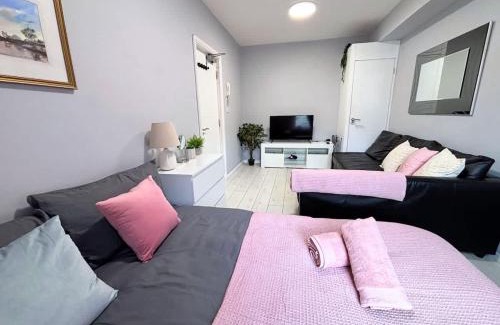 Nuneaton House | Brighton Coastal Bliss - 3 bedroom Ap for big families and group up to 10